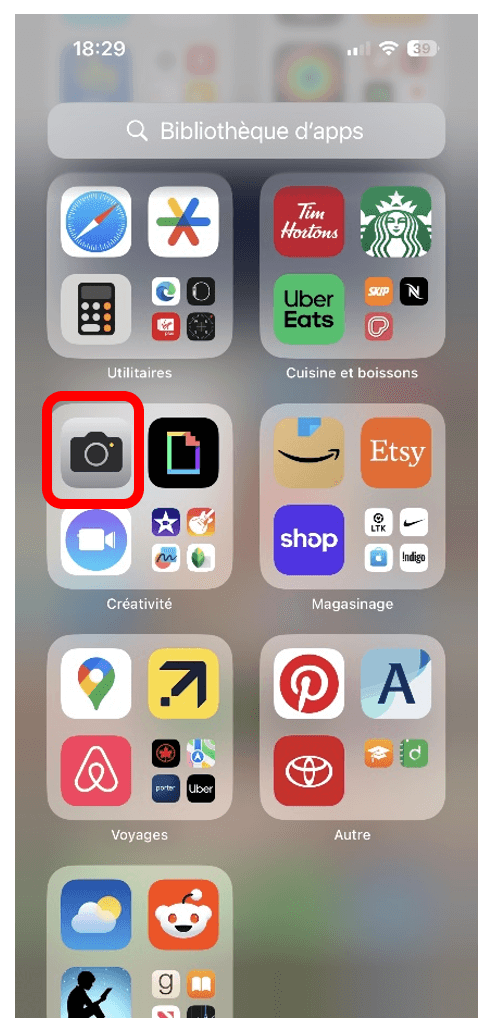 Écran d'accueil de l'iPhone avec l'icône de l'application Appareil photo entourée en rouge pour montrer comment ouvrir l'application Appareil photo