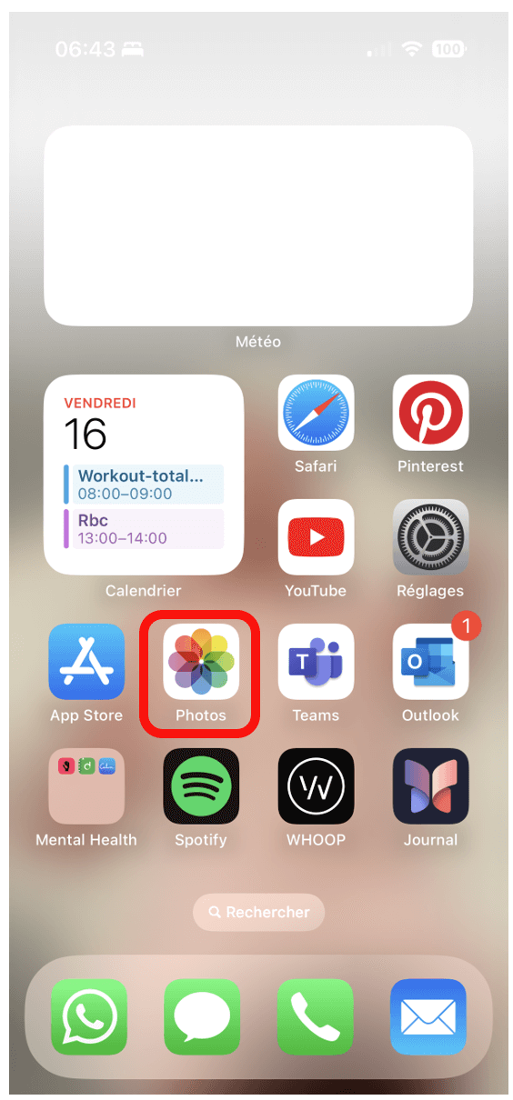 Écran d'accueil de l'iPhone avec l'application Photos entourée en rouge pour montrer comment ouvrir l'application Photos