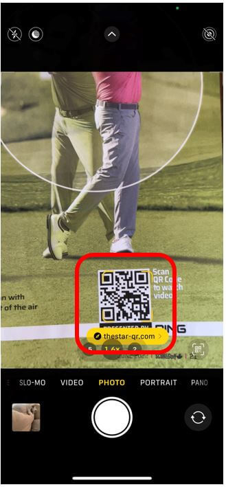 Appareil photo de l'iPhone pointant le code QR sur une photo de golf pour montrer comment scanner un code QR
