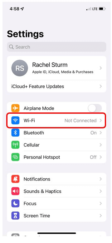 Menu principal de l'application Réglages avec le bouton Wi-Fi entouré en rouge pour montrer comment voir les réseaux Wi-Fi à proximité.
