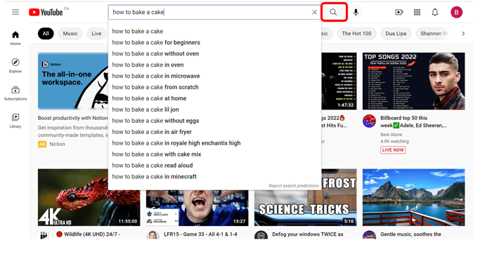 La page d'accueil de YouTube avec icône de loupe surlignée en rouge montre comment rechercher une vidéo sur la façon de cuire un gâteau. 

