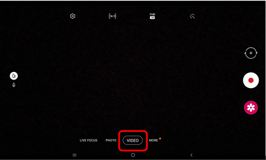L'application caméra avec bouton vidéo encerclé en rouge pour montrer comment passer de la prise d'une photo à l'enregistrement d'une vidéo 

