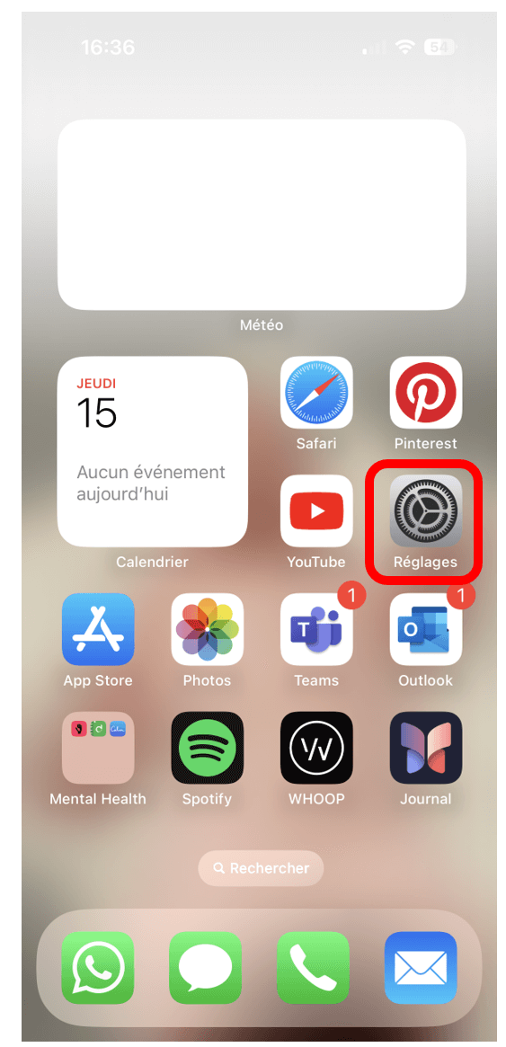 Écran d'accueil de l'iPhone avec l'application Réglages entourée en rouge pour montrer où aller pour ajouter un compte de messagerie.
